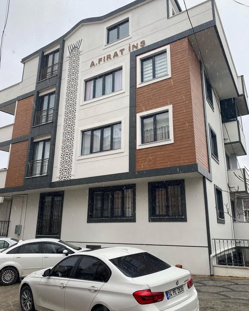 Desenli düşey bantlı cephe